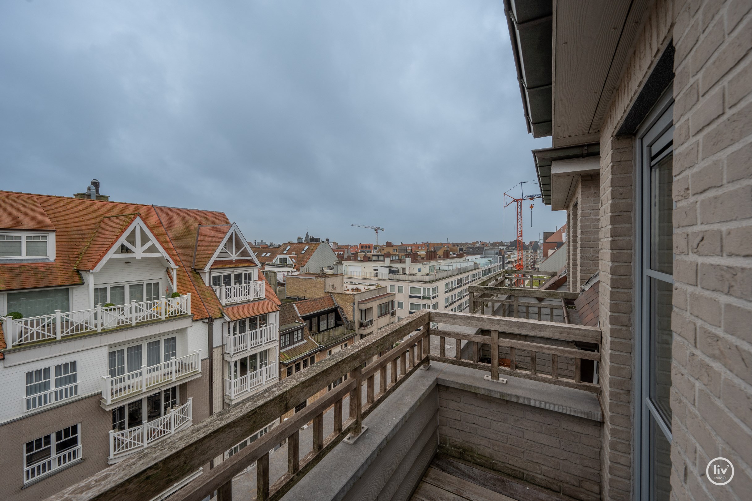 Appartement en duplex avec finitions uniques et de belles terrasses situ&#233; du c&#244;t&#233; sud de la Kustlaan, &#224; proximit&#233; du Driehoeksplein. 