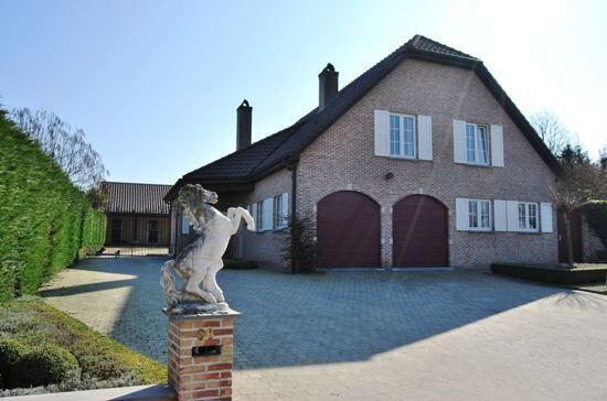 Villa met stalgebouw en weide op  ca, 1ha 