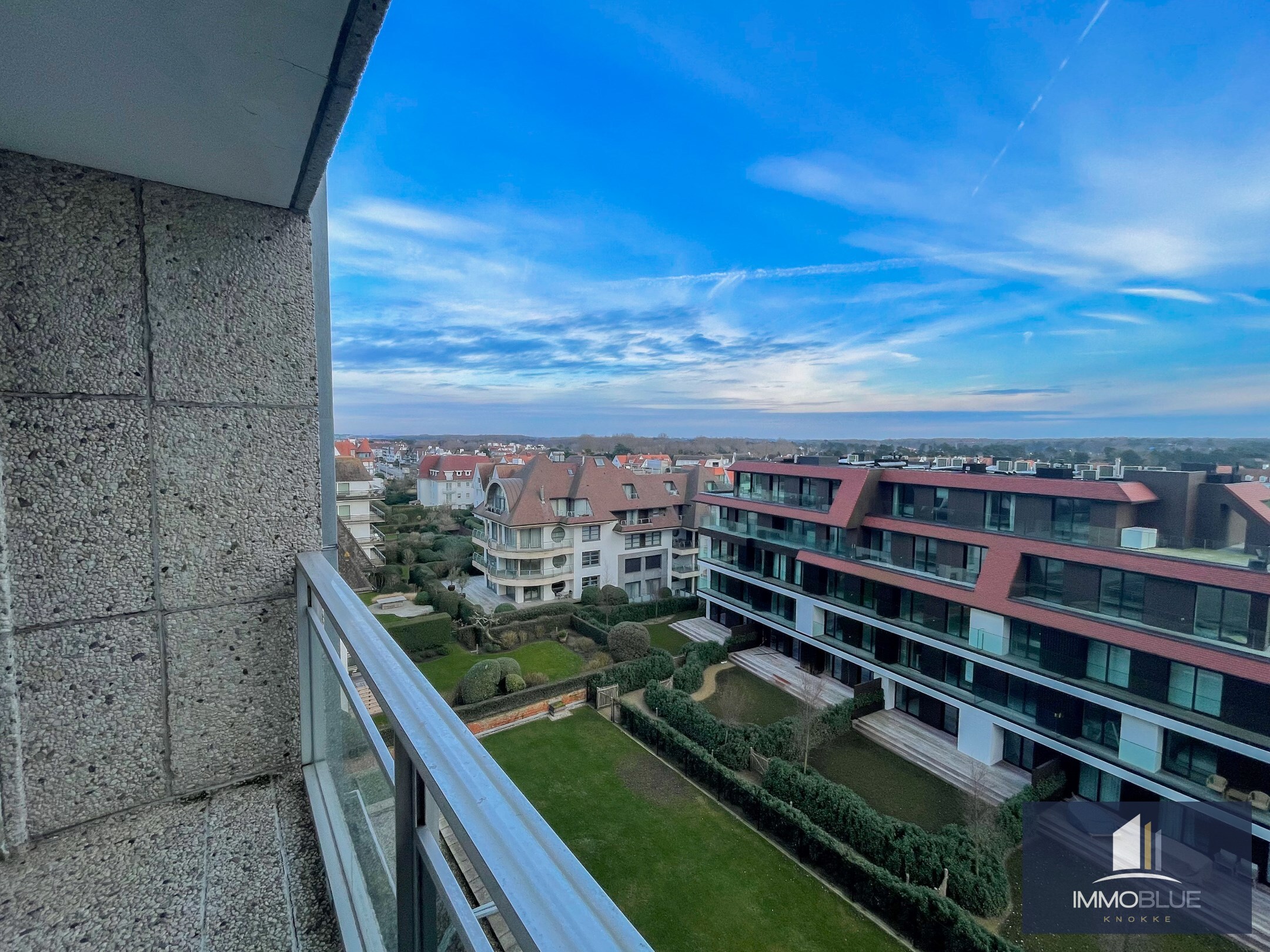 Appartement de luxe enti&#232;rement r&#233;nov&#233; avec une vue panoramique situ&#233; au Zoute. 