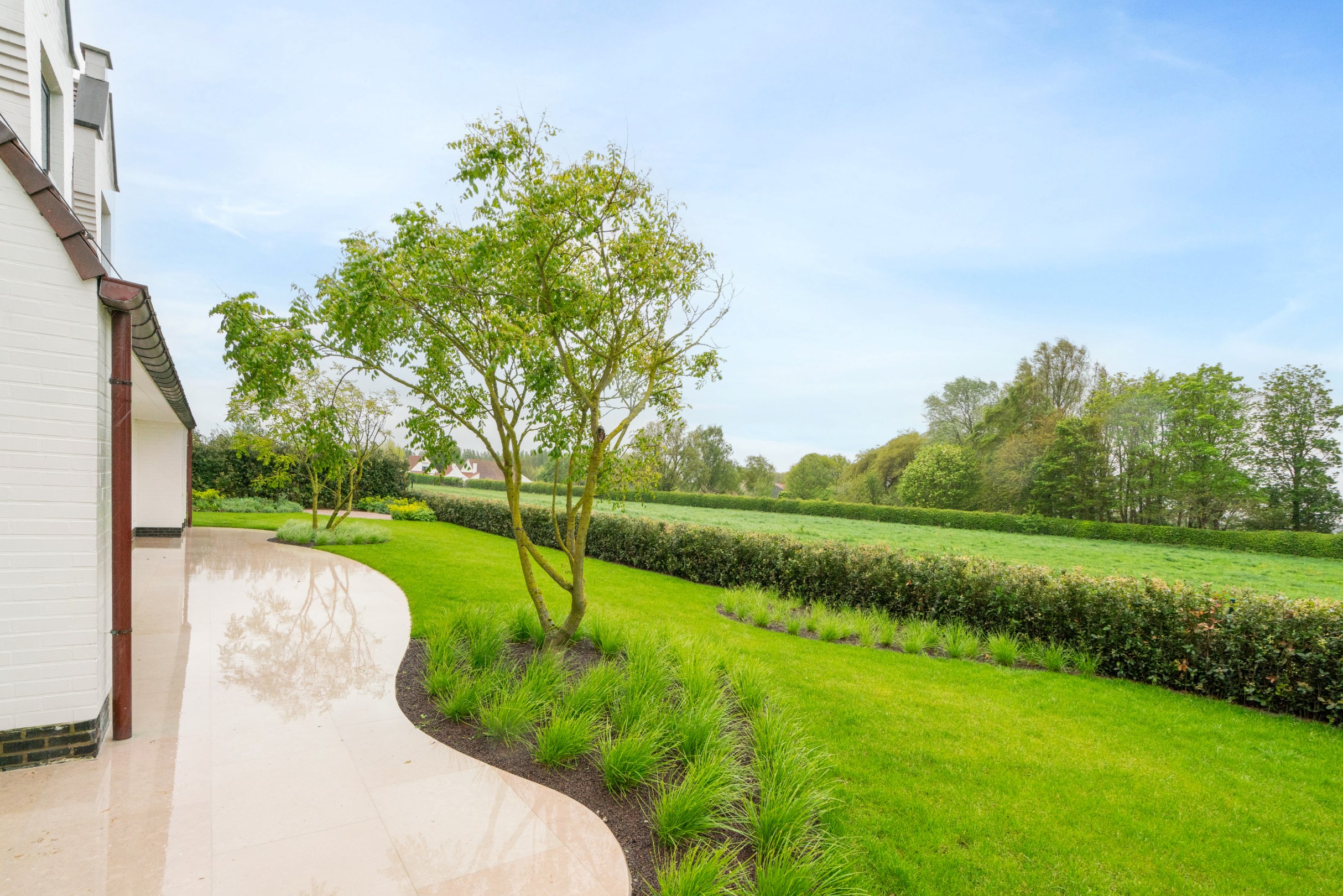 Prachtig gerenoveerde alleenstaande villa met zwembad en een OPEN ZICHT over de polders. 