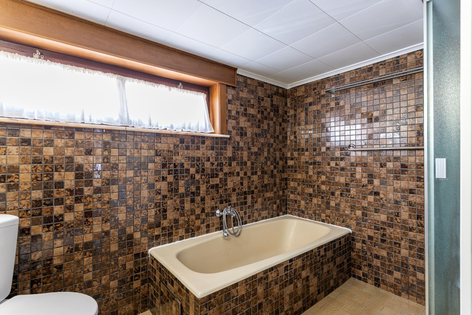 Ruime 4-gevelwoning met 3 slaapkamers, garage en uitbreidingsmogelijkheden (mog. extra slaapkamers,/hobby- of werkruimte) op 9a 39ca 