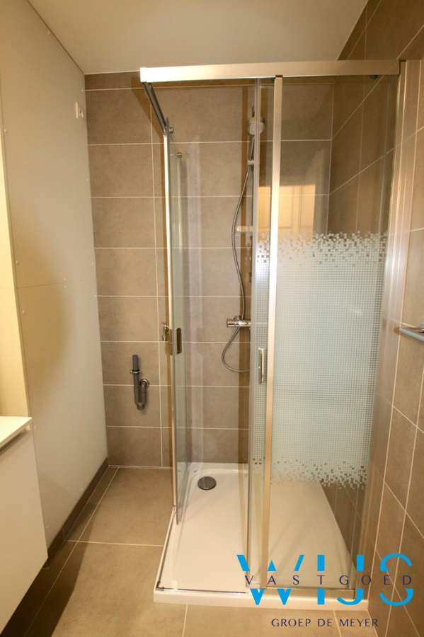 Gerenoveerd 2 slaapkamerappartement met garage te Evergem! 