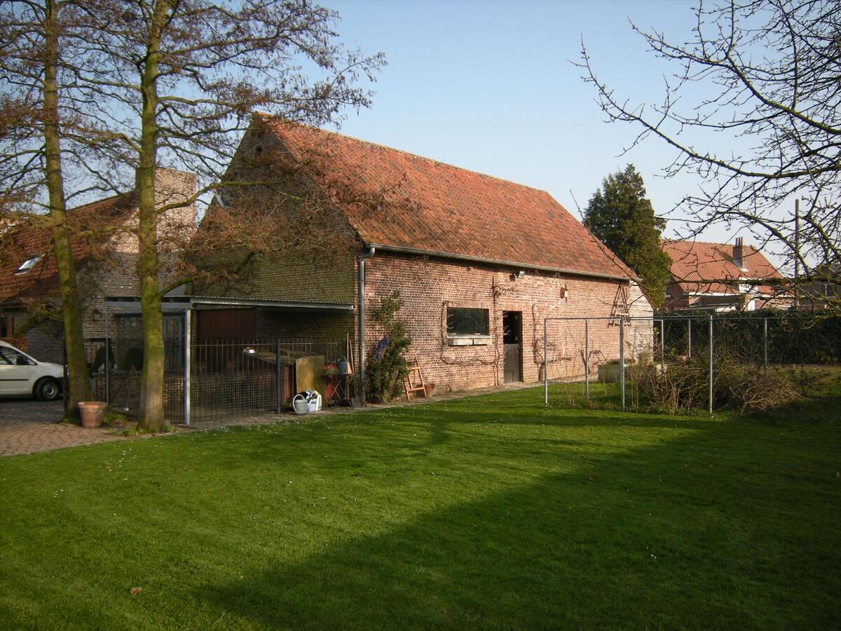 Charmant landhuis met bijgebouwen op ca. 76a 