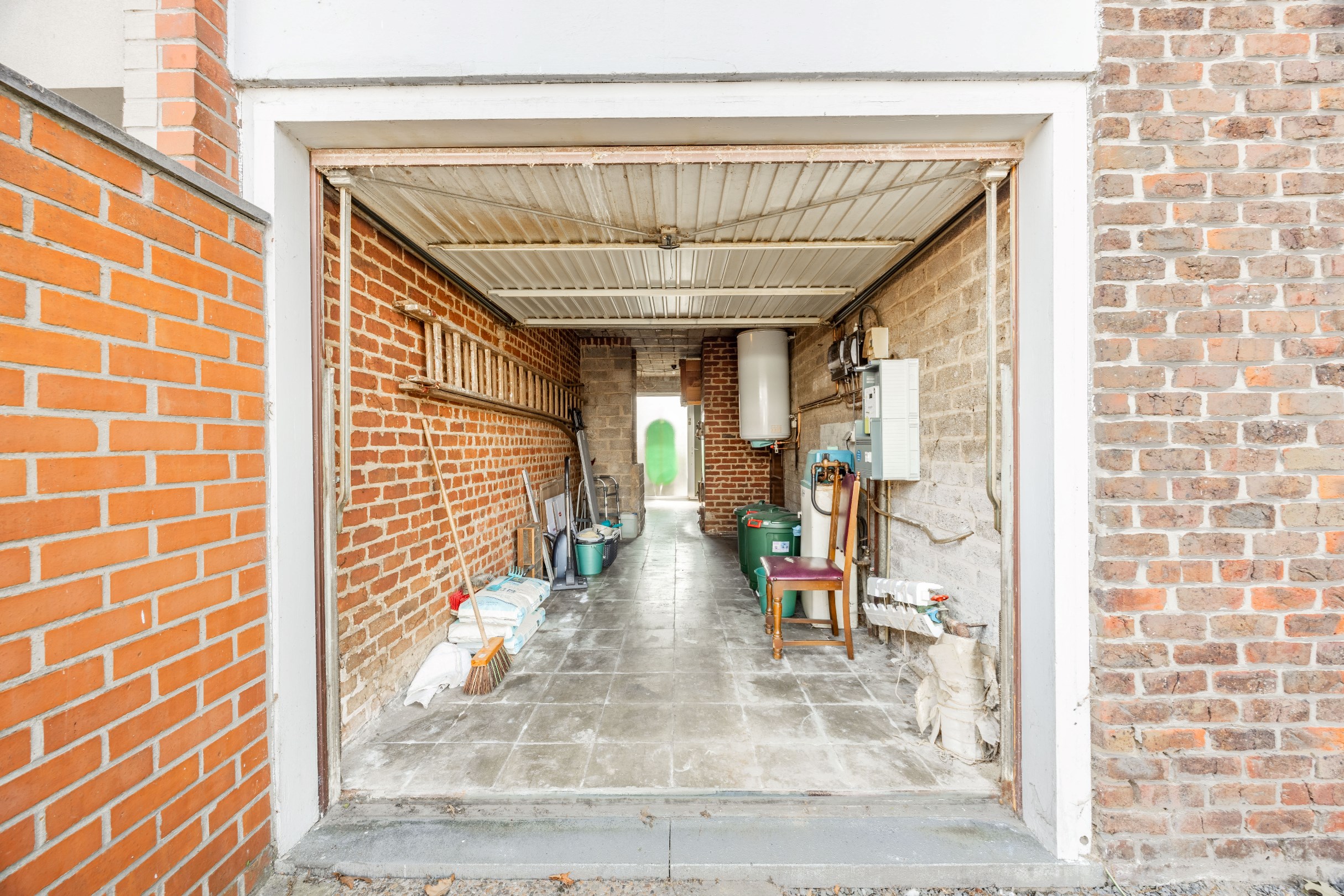 TE RENOVEREN WONING MET GARAGE 