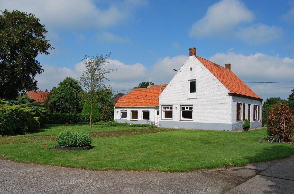 Te renoveren hoeve met stallingen op 9.333m&#178; (+ev. 5ha) te Deinze 