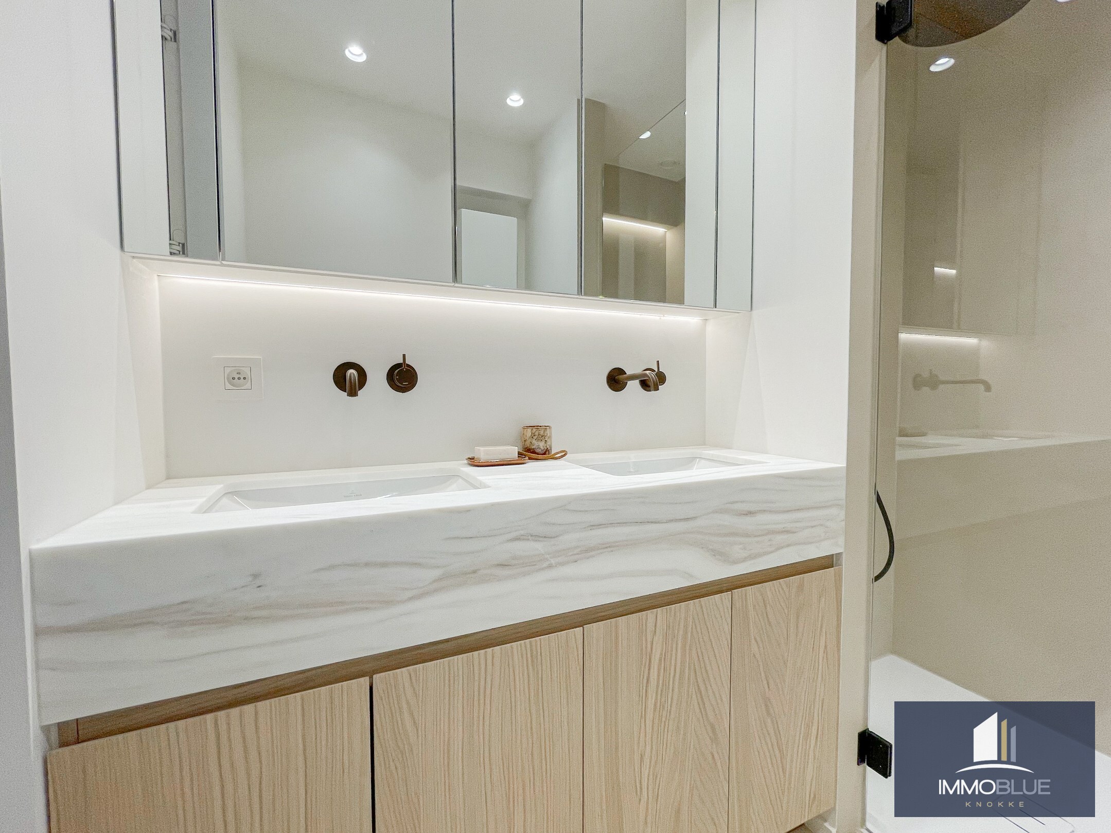 Volledig gerenoveerd, tijdloos appartement met open zicht en een royale gevelbreedte. 