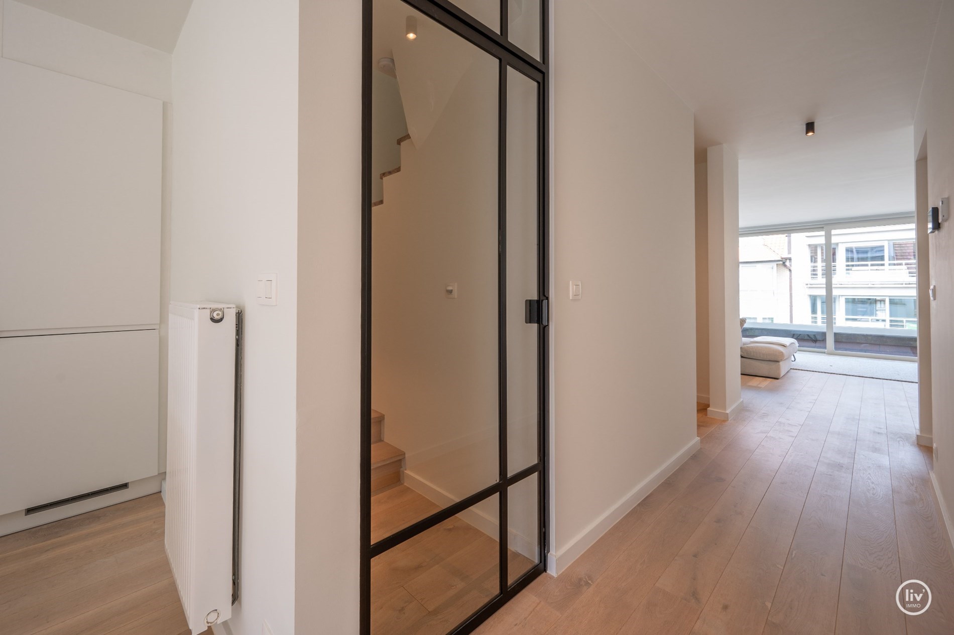 Prachtig, ruime en tevens r&#233;cente triplex (199 m2) in een zijstraat van de lippenslaan vlakbij de zeedijk te Knokke. 