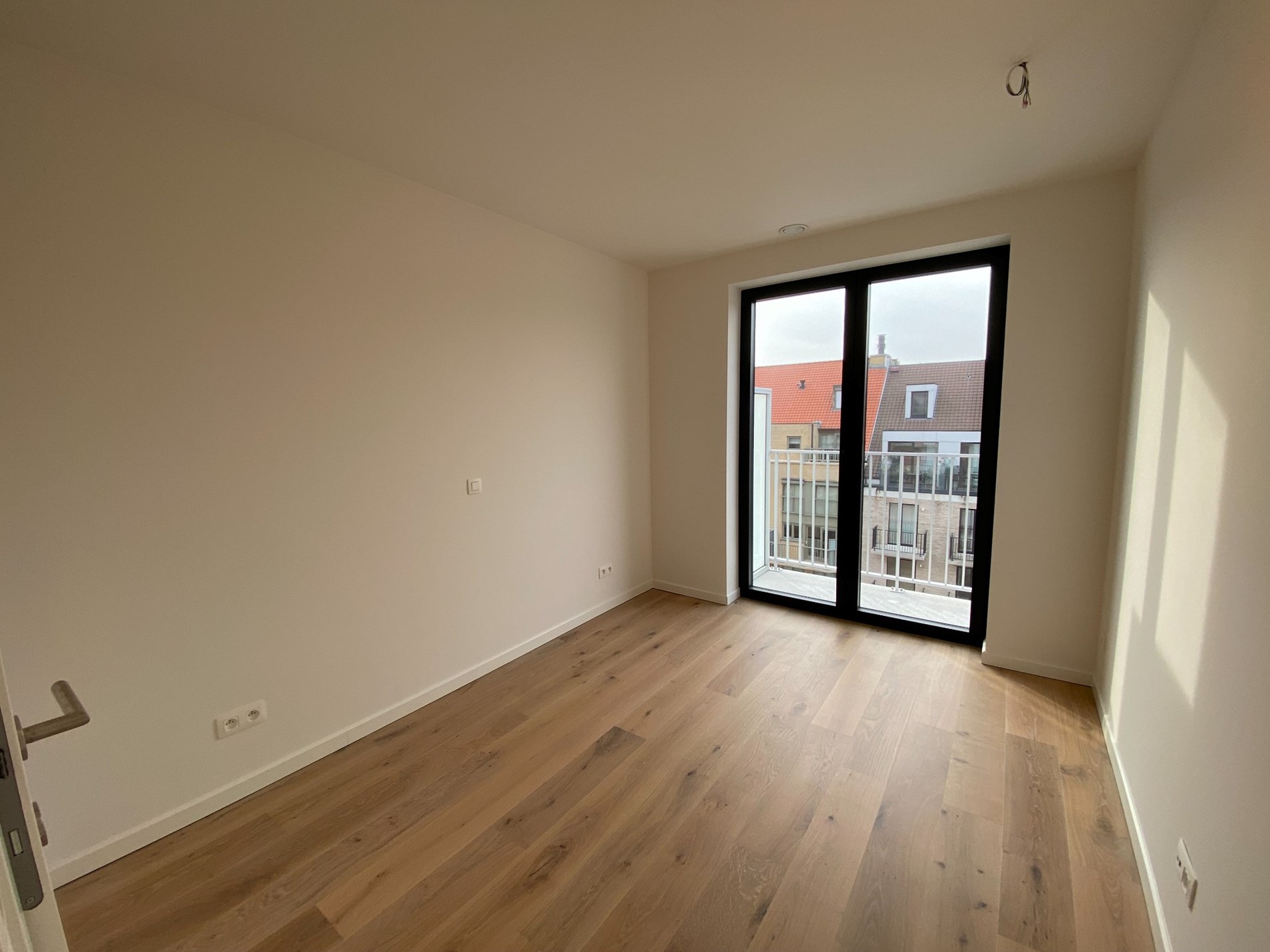 ONGEMEUBELD - Nieuwbouw appartement met 2 slaapkamers gelegen op de Lippenslaan te Knokke met een OPEN ZICHT over de GOLF! 