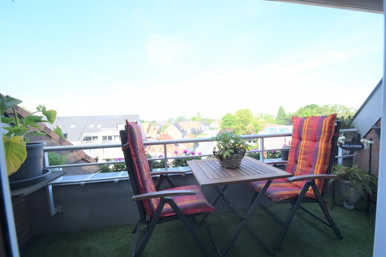 Mooi appartement met zonnig terras op het dorpsplein van Ardooie  gelegen 