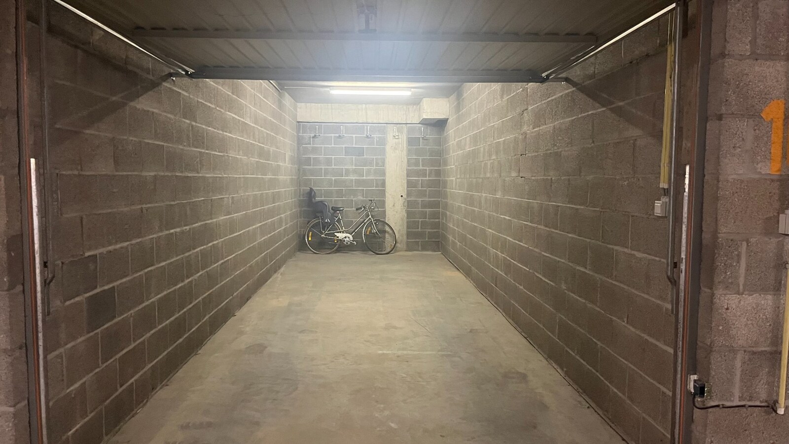 Goed gelegen dubbele priv&#233;-garagebox in de Residentie Plaza I 