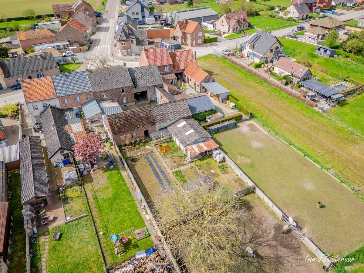 Te renoveren woning met diverse bijgebouwen en een weiland op ca. 25 a te Zoutleeuw 