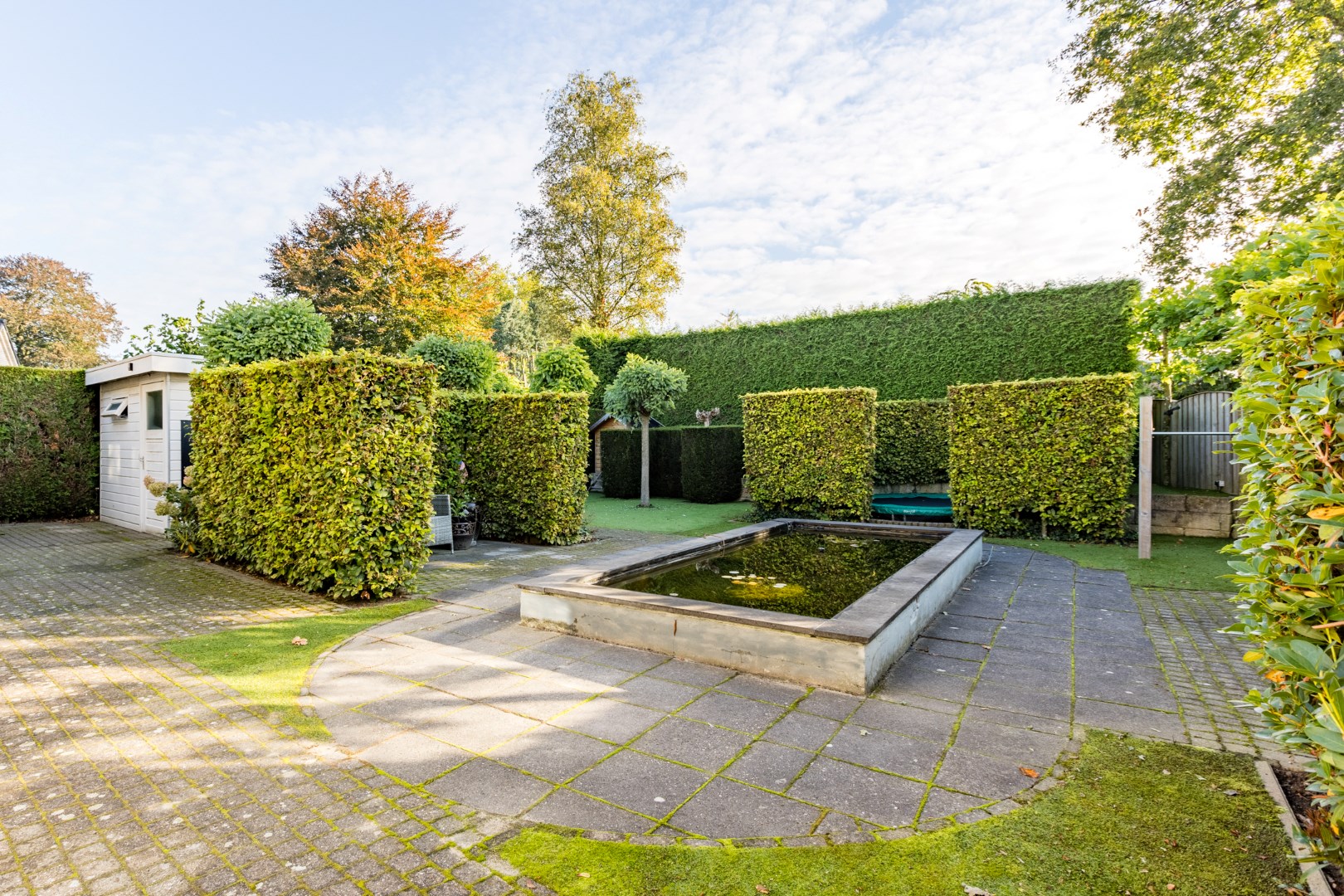 Speels ingedeelde vrijstaande woning met inpandige garage en privacy biedende tuin. 24 zonnepanelen aanwezig. Energielabel A. 