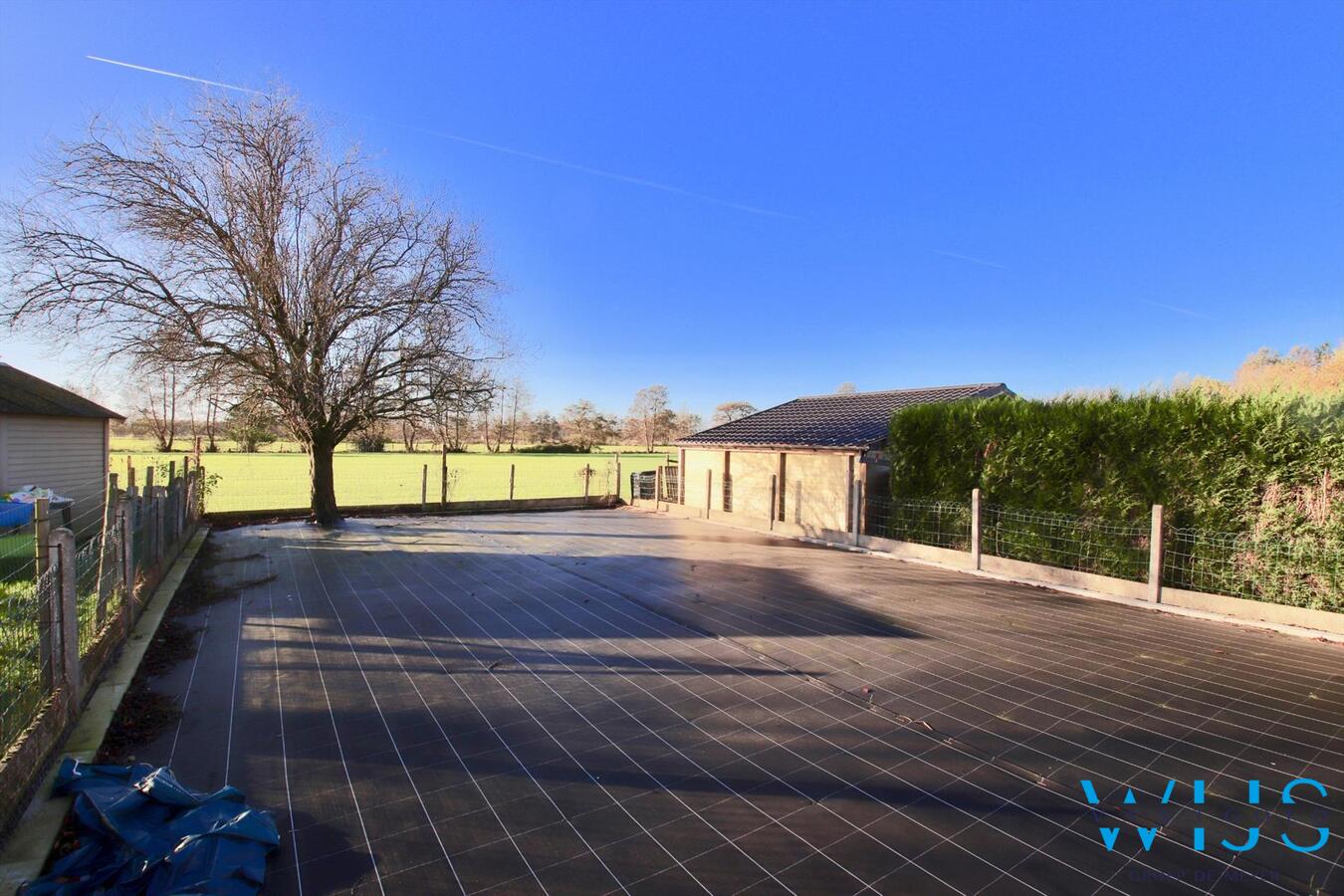 Vlot te renoveren gezinswoning met ZWgerichte tuin te Oosteeklo! 