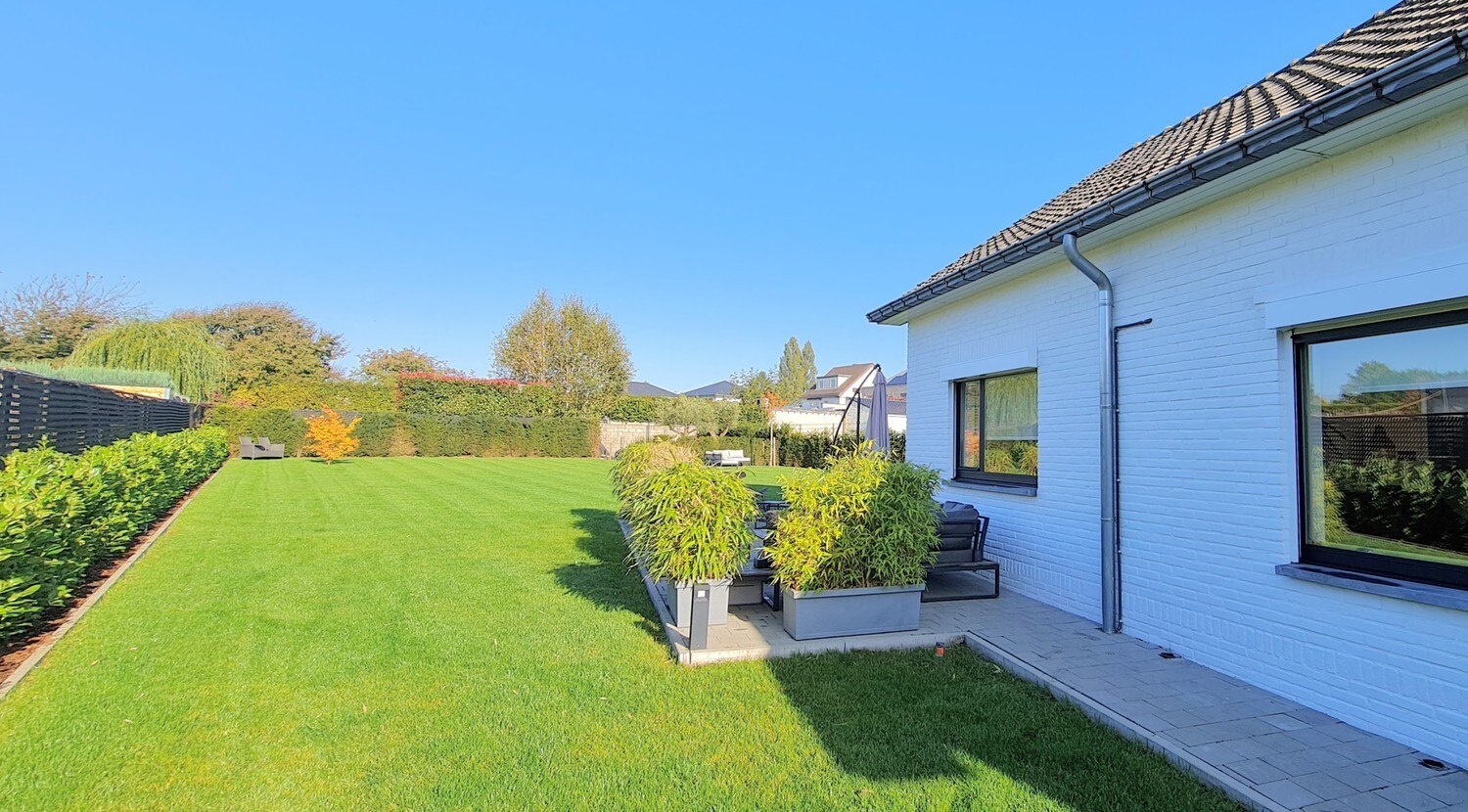 Bungalow met zongerichte tuin op perceel van 1350 m&#178; 