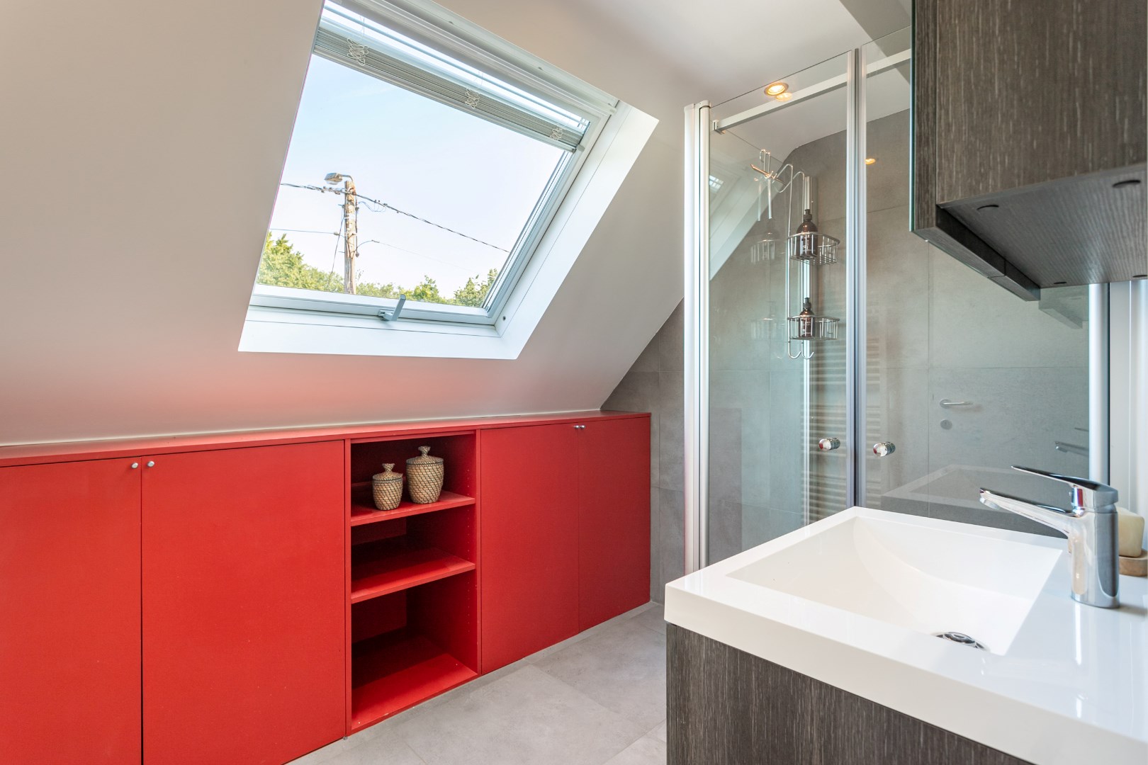 Instapklare woning met 3 slpks, garage en tuin te Halle 