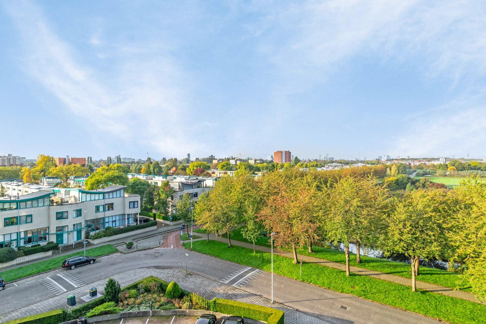 Aan het prinsenpark gelegen 3-kamer appartement met een ruim terras, eigen parkeerplaats en view naar de Skyline van Rotterdam! 