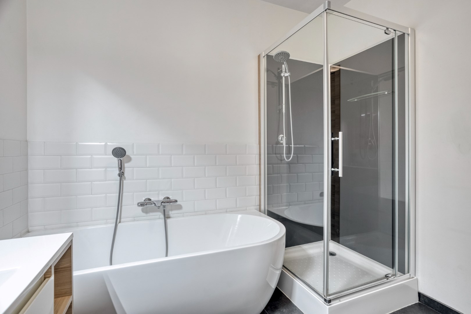 Energiezuinig gelijkvloers 2 slpk. appartement met 2 garages en staanplaats in Leopoldsburg 