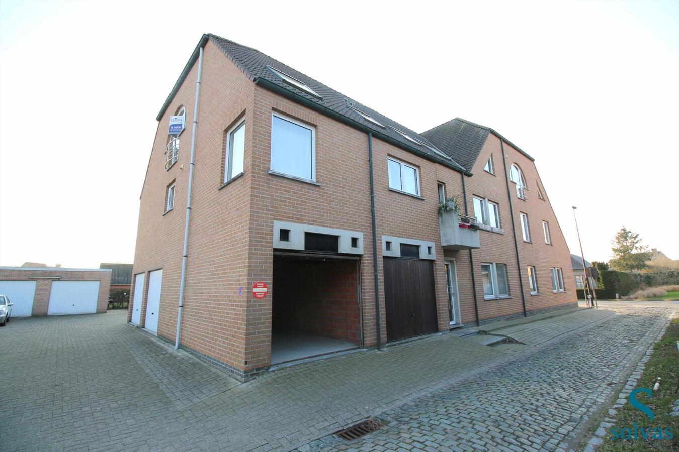 Rustig gelegen appartement met garage te Ursel! 