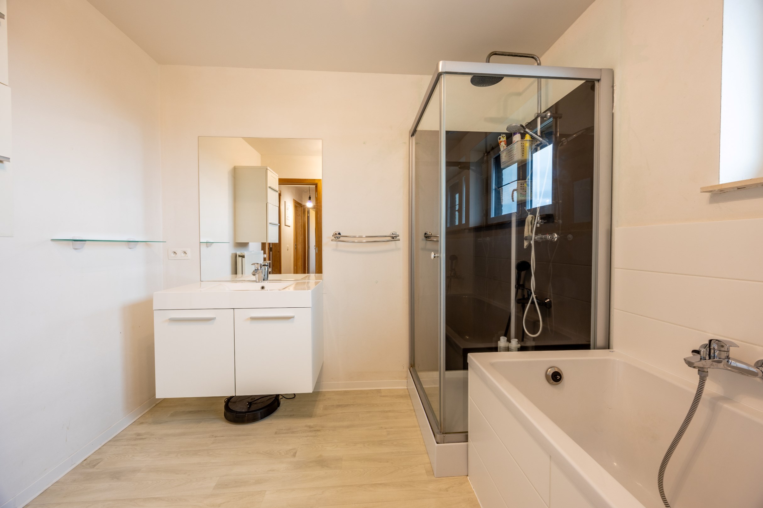 Badkamer met toilet, lavabo in meubel, douche en ligbad