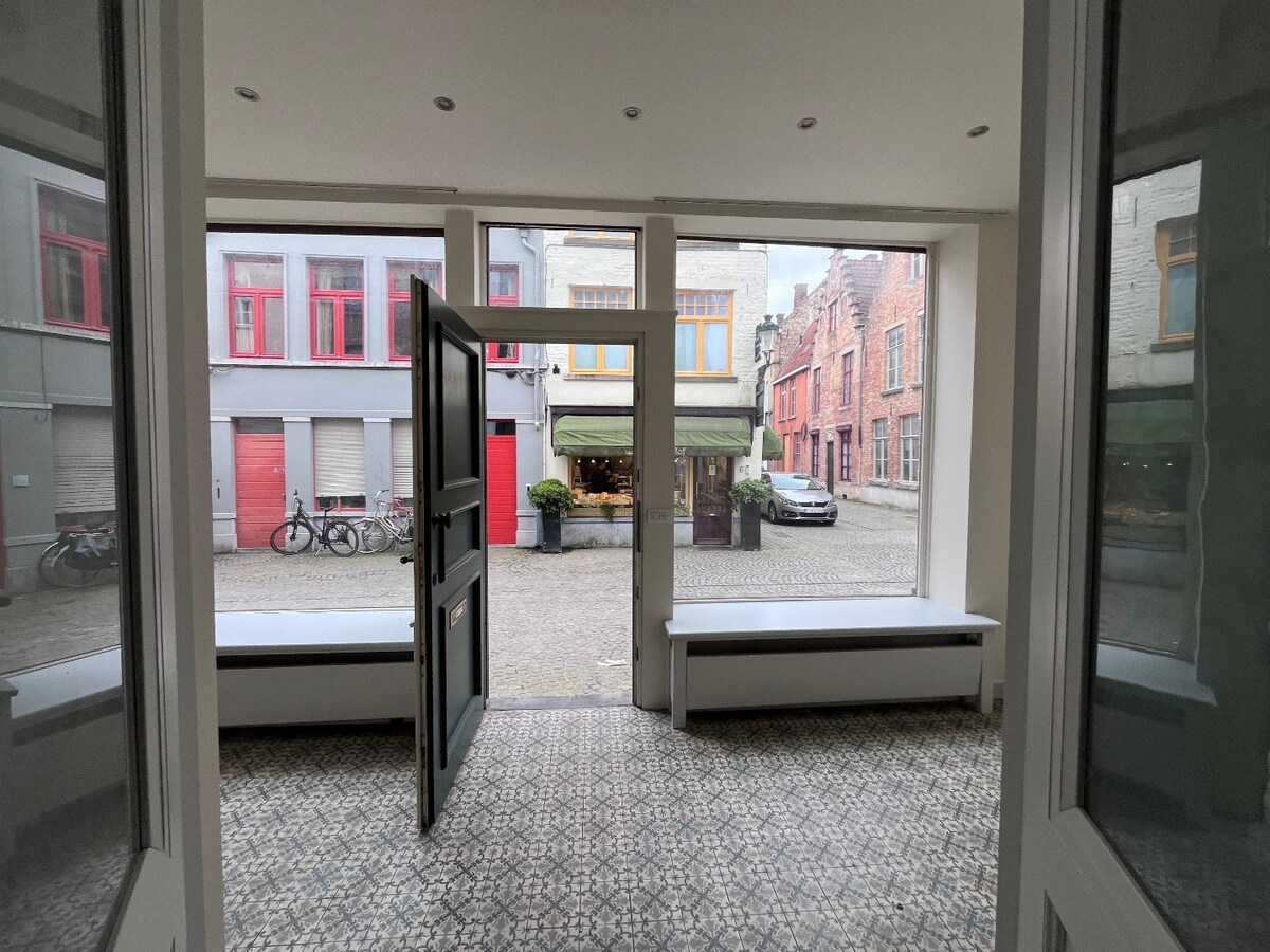 Tussen Astridpark en Vismarkt gelegen burgershuis met zonneterras, 4 slpk&#39;s, 3 bdk&#39;s 