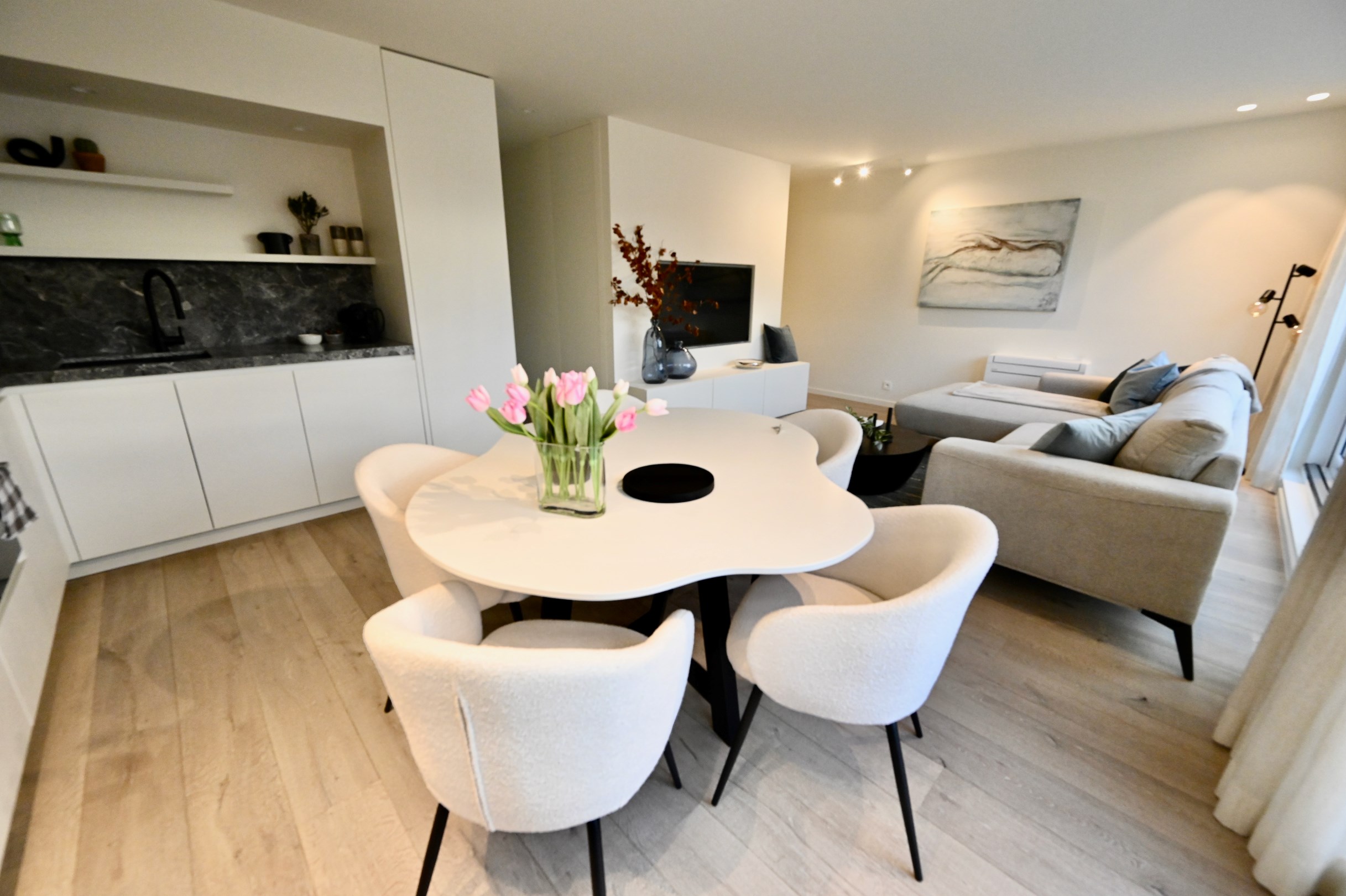 Appartement sous les toits enti&#232;rement r&#233;nov&#233; avec terrasses ensoleill&#233;es &#224; 20 m&#232;tres &#224; pied de la digue Albertstrand. 