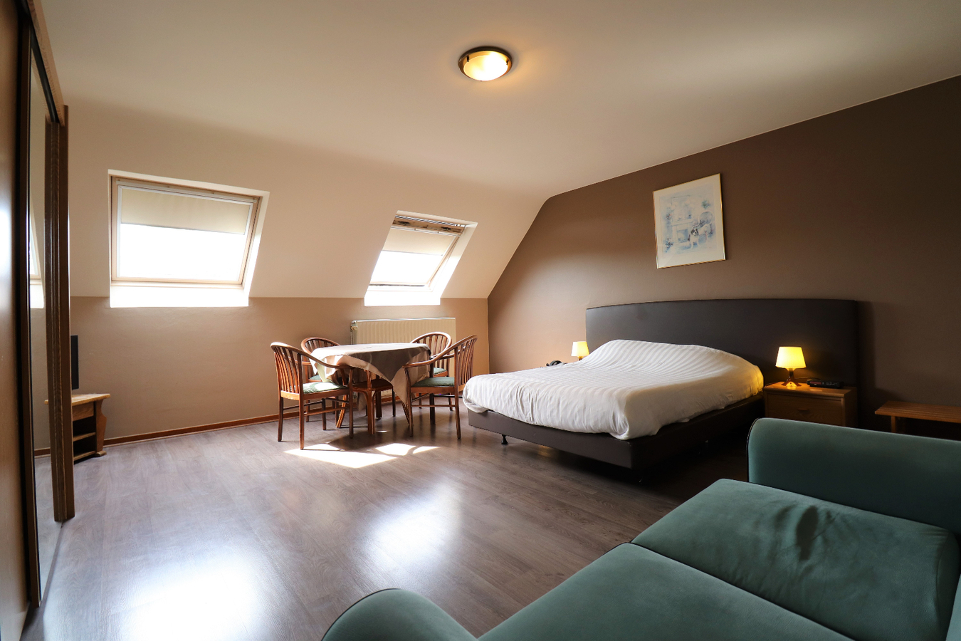 Prachtig hotel met 7 kamers, brasserie en priv&#233; appartement gelegen te Lommel 