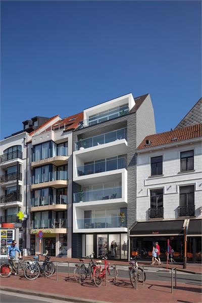 Nieuwbouwappartement met aangename gevelbreedte van 7m20 gelegen te Lippenslaan Knokke. 