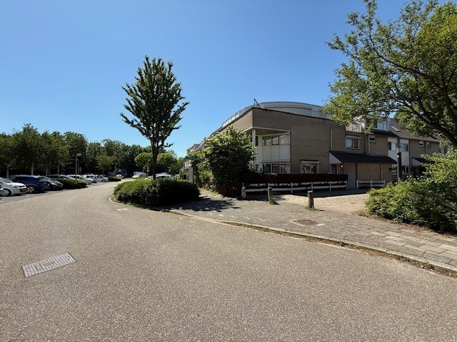Royale hoek-eengezinswoning met 155 m&#178; wooncomfort en 5 kamers, riante tuin en dakterras. 