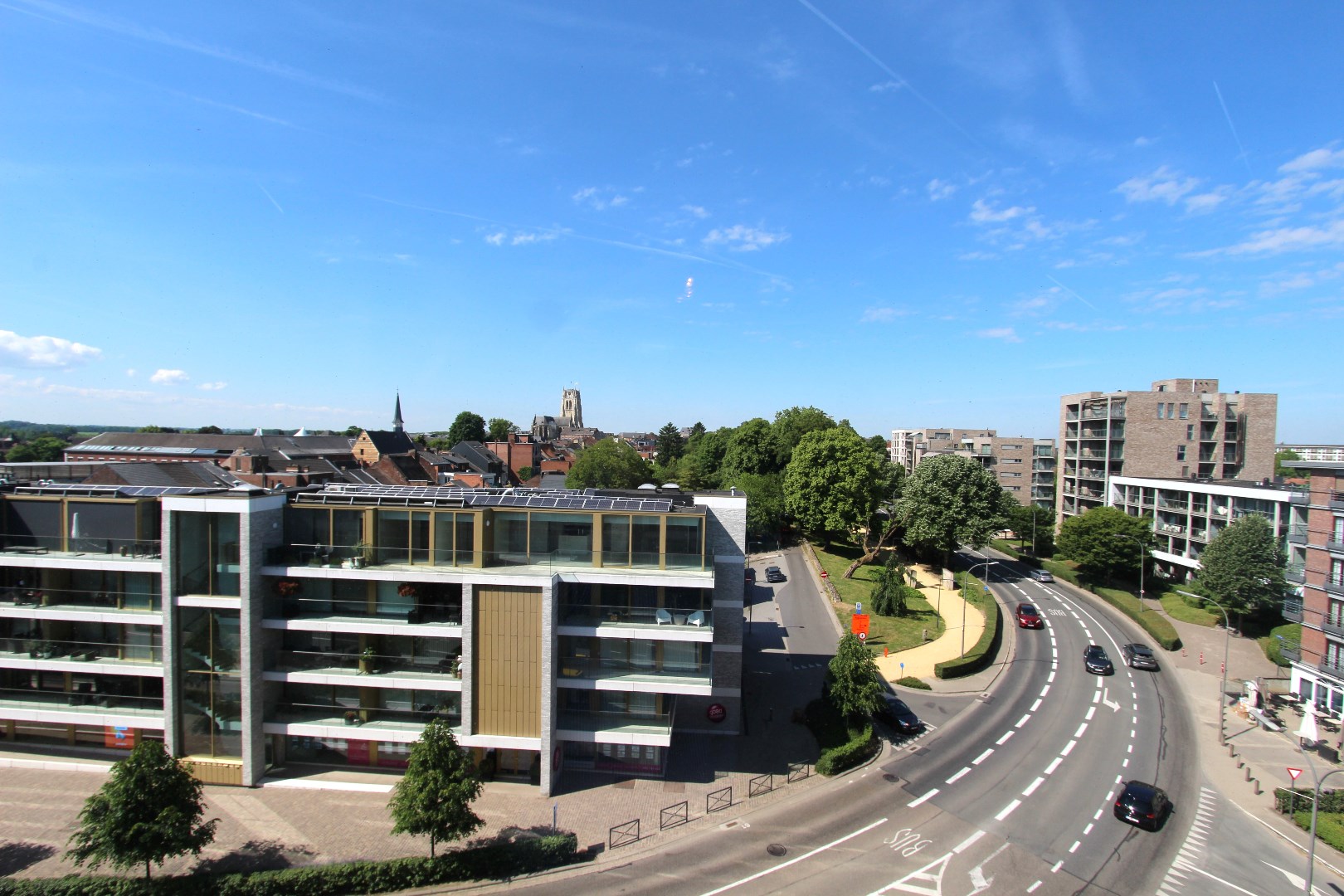 RUIM APPARTEMENT MET 3 SLAAPKAMERS 