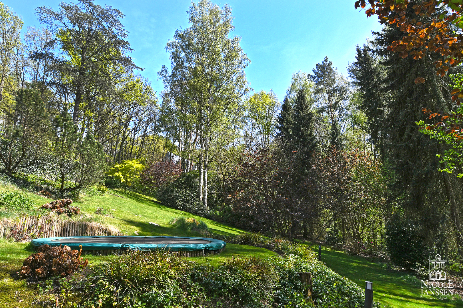 Ruime villa inclusief naastliggende bouwgrond (20a07ca) in een exclusieve bosrijke omgeving 