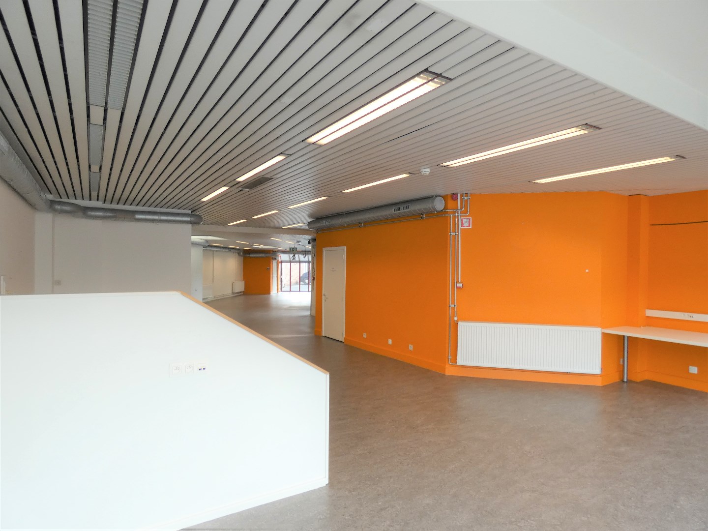 Handelspand/kantoorruimte (200 m&#178;) met bijgebouw en parking (3), Torhout 