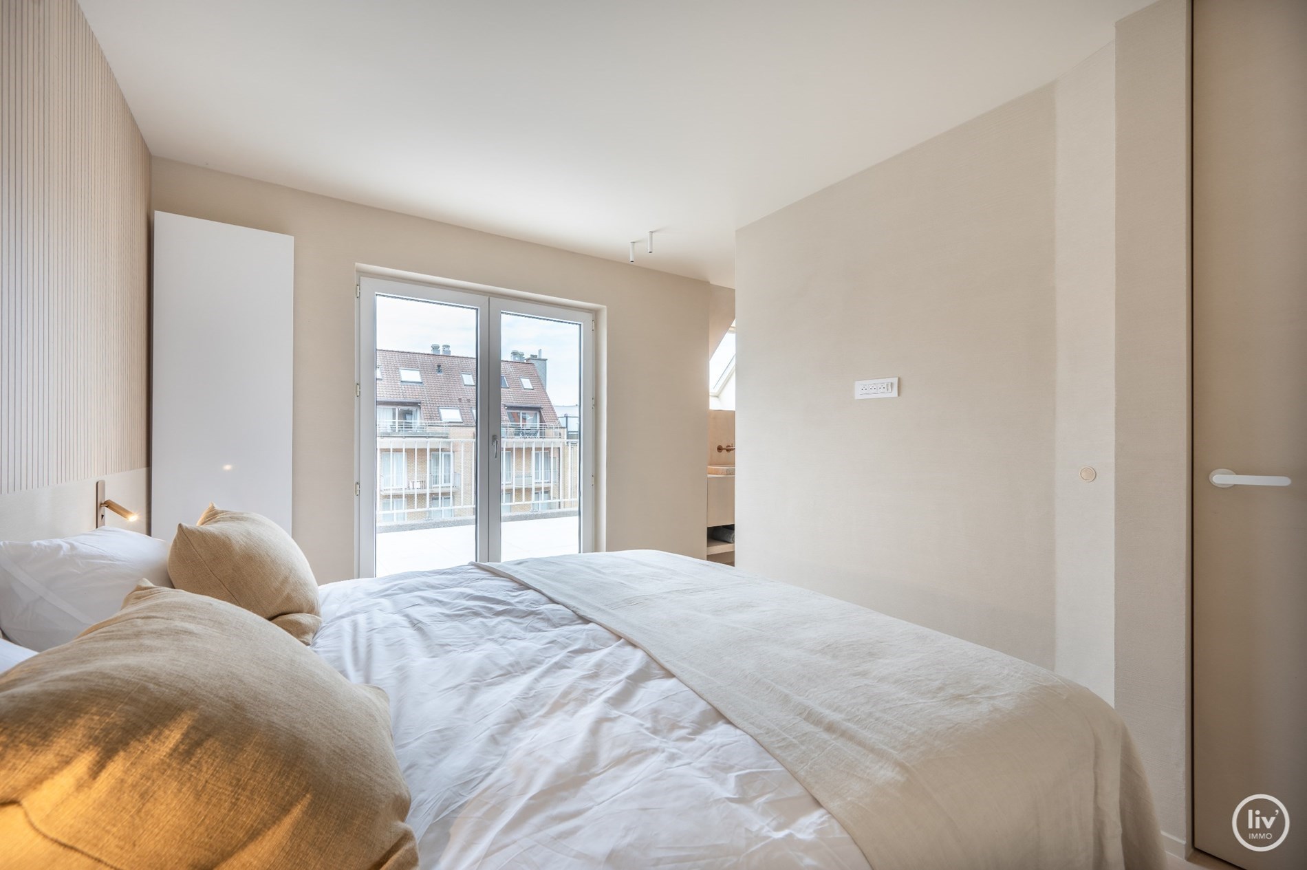 Appartement en duplex de 3 chambres r&#233;nov&#233; de mani&#232;re unique avec 2 grandes terrasses ensoleill&#233;es, situ&#233; &#224; distance de marche de la digue Albertstrand. 