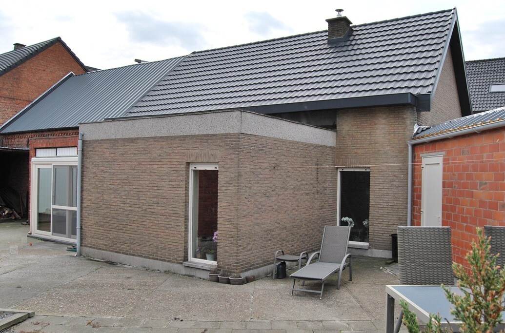 Instapklare woning met 2 stallen op ca.4000m&#178; te Lebbeke 
