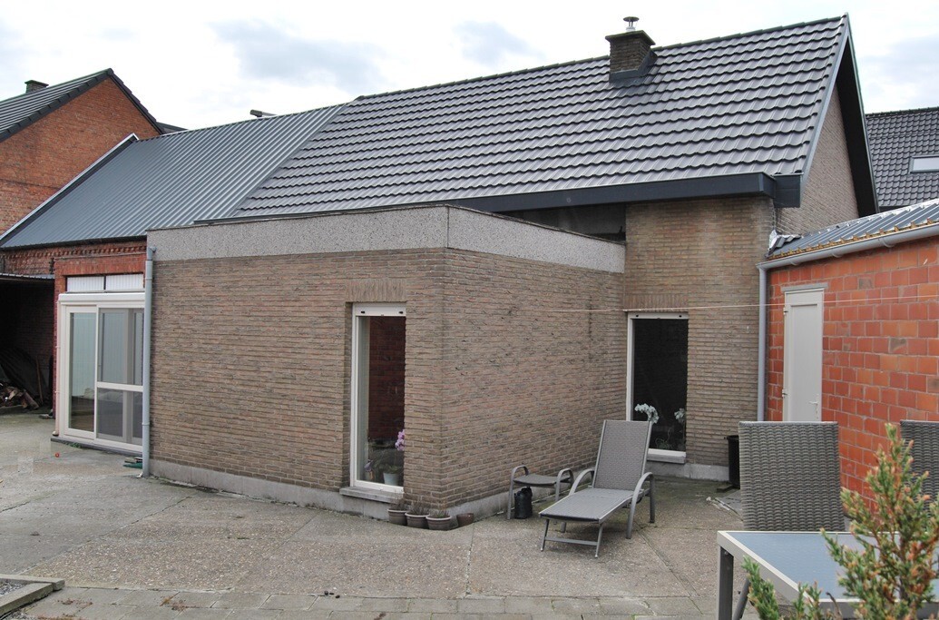 Instapklare woning met 2 stallen op ca.4000m&#178; te Lebbeke 