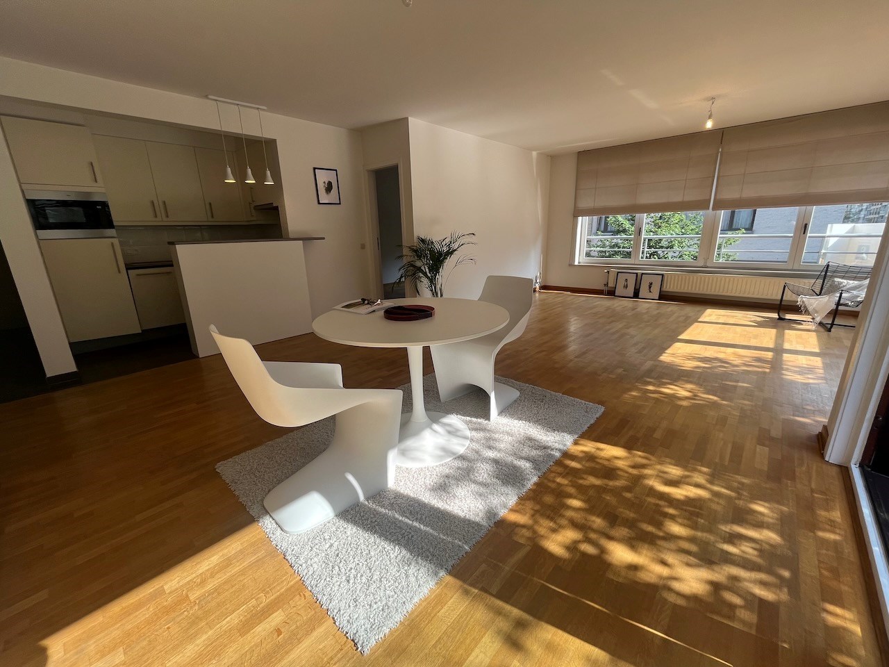 Lichtrijk hoekappartement met twee volwaardige slaapkamers gelegen in het centrum van Knokke. 