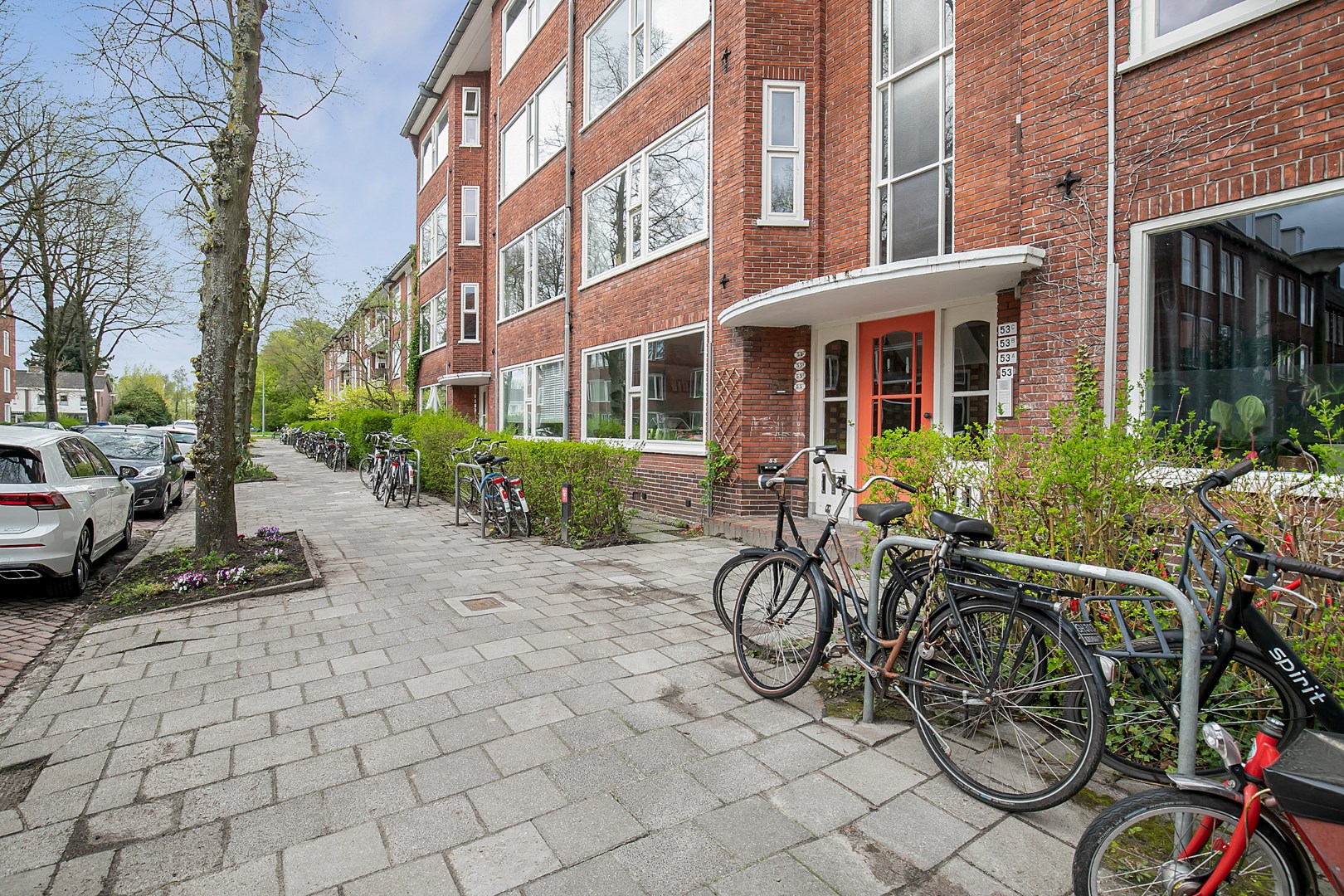 Dit sfeervolle appartement is gelegen in een rustig straatje in een van de mooiste buurten van Groningen. De woning is op steenworp afstand van de binnenstad gelegen en beschikt over een riant balkon. 