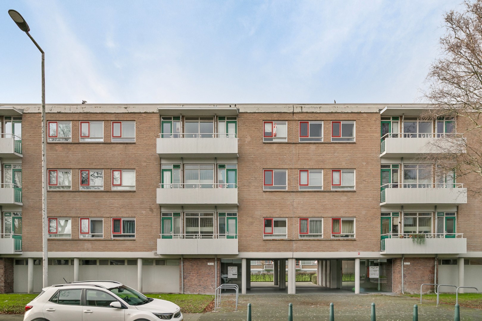 3-kamer TOP appartement met 2 balkons en berging in de onderbouw gelegen in de wijk Charlois Pendrecht. 