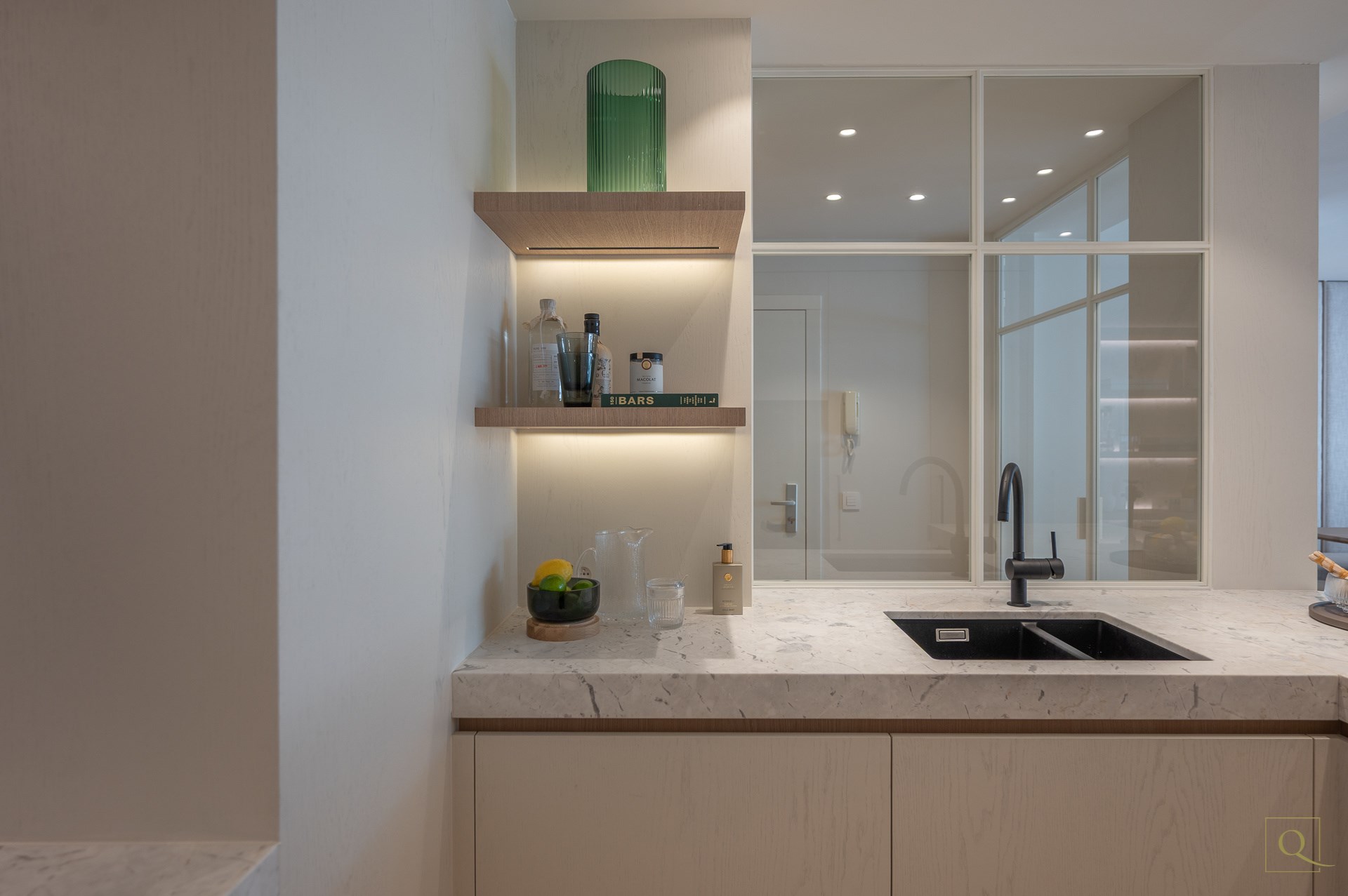 Appartement de luxe &#233;l&#233;gamment r&#233;nov&#233; avec deux terrasses ensoleill&#233;es &#224; proximit&#233; de la plage et des commerces. 