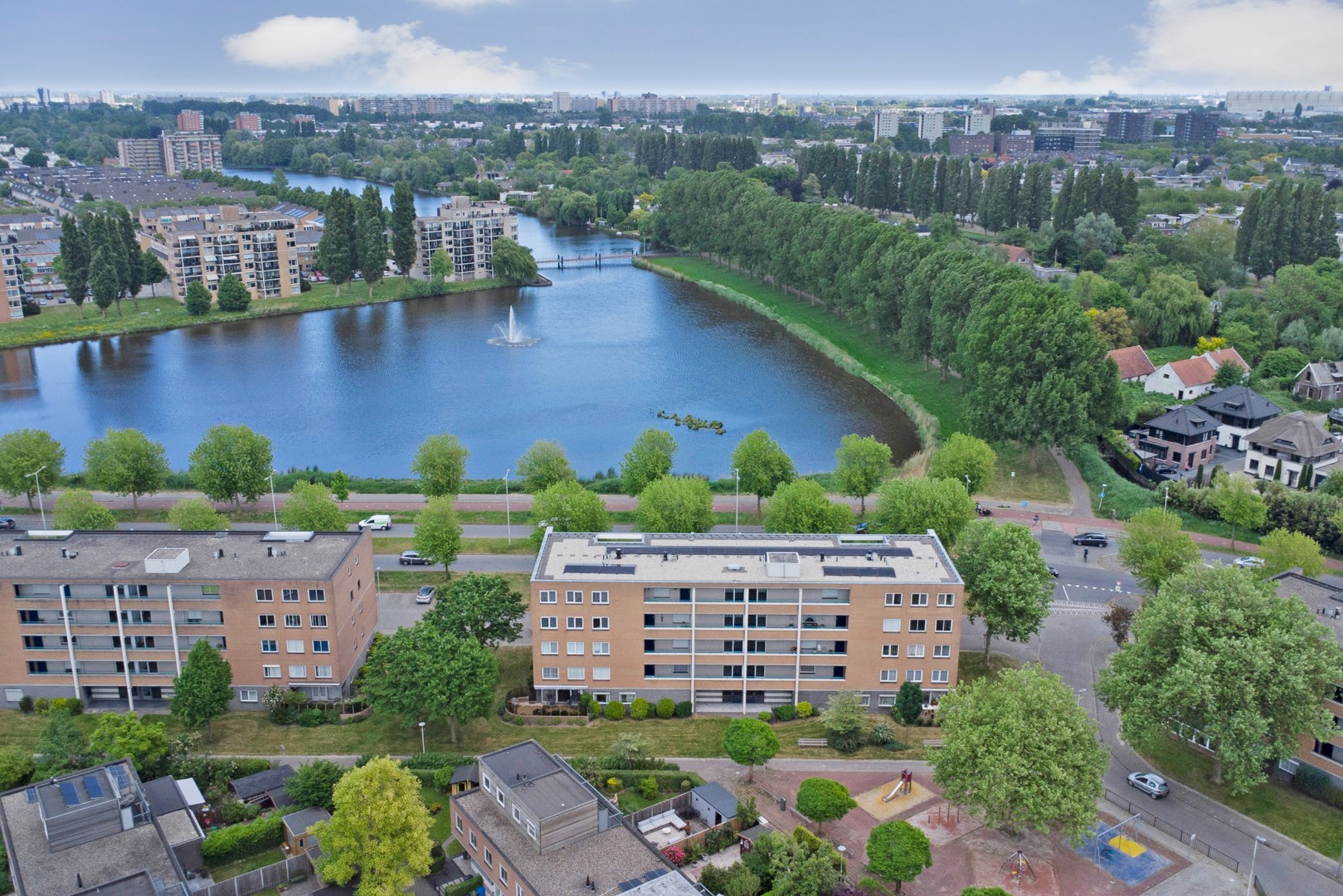 Op een fantastische locatie gelegen 3-kamer woning op de 1e etage met uitzicht op &quot;de Vijver&quot; van Prinsenland. 