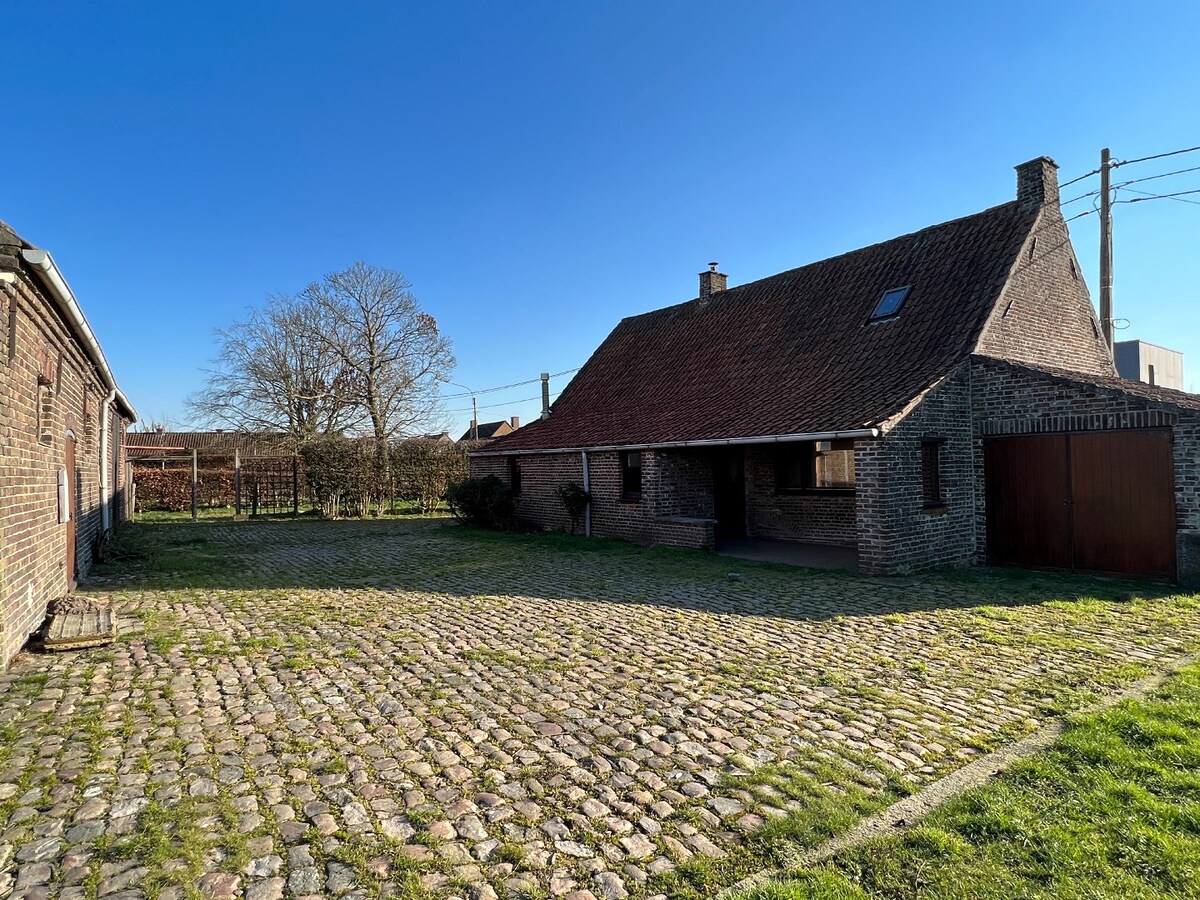 Te renoveren/te slopen hoeve met landelijk zicht. 