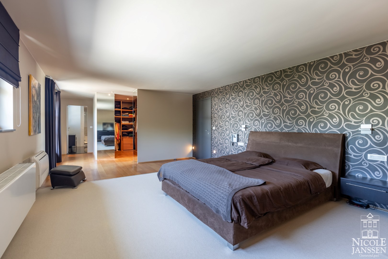 Ouderlijke slaapkamer met airco en inloopkast en badkamer 