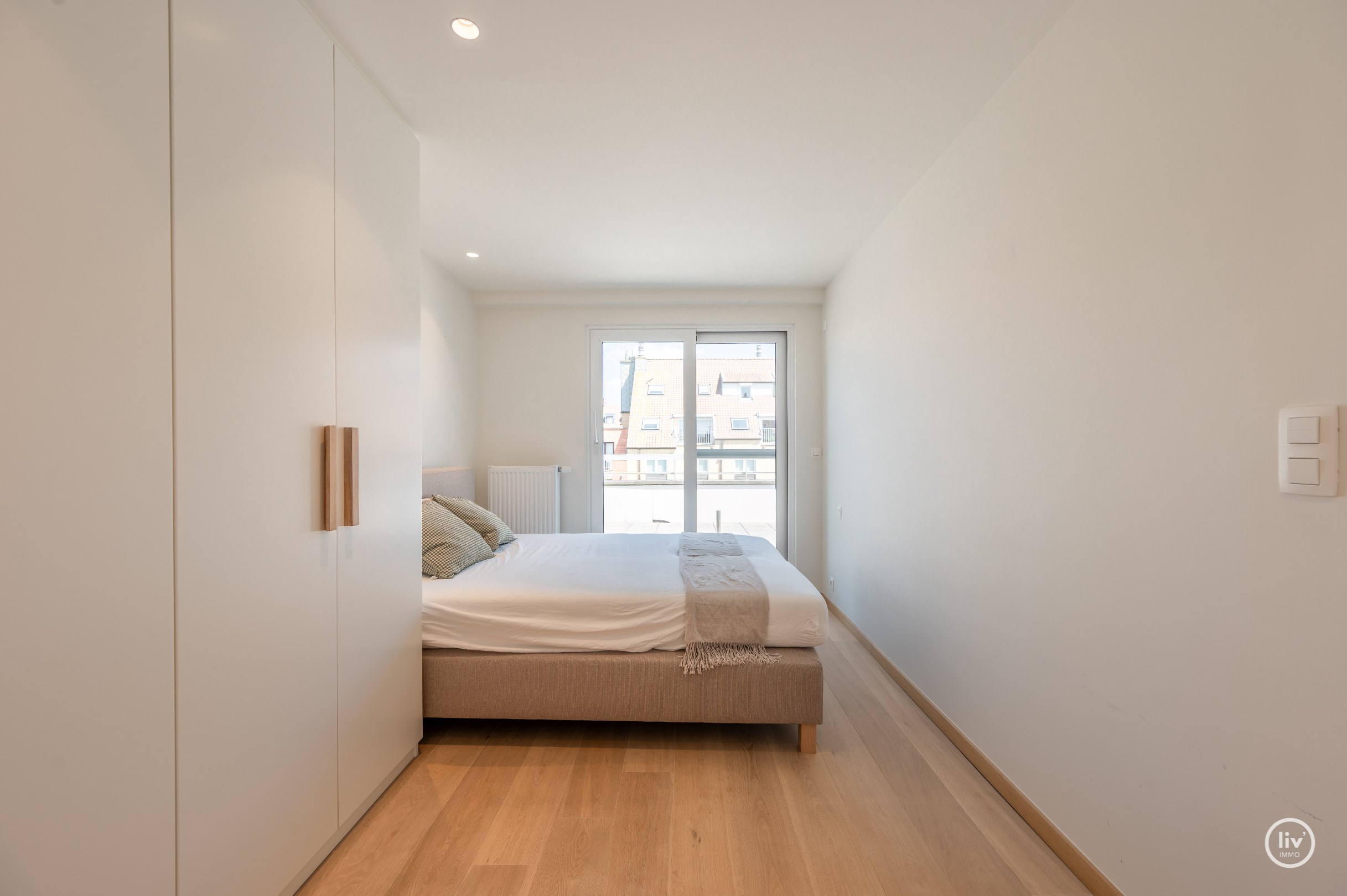 Prachtig instapklaar duplex-appartement met zonnige terrassen genietend van een open zicht en tevens zeezicht (Mogelijkheid tot aankoop van een inpandige garagebox). 