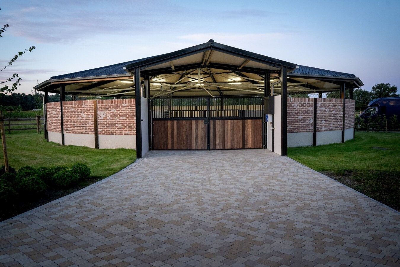 Exclusieve professionele hippische accommodatie (nieuwbouw) met villa op ca. 9 ha te Neerpelt 