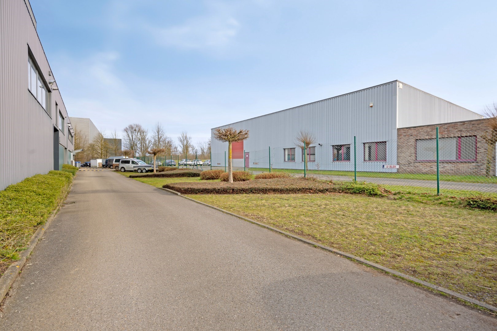 Kantoor te koop in het industriepark te Haasrode/Heverlee met 14 parkings - opp. 626 m&#178; - verkoop van aandelen 