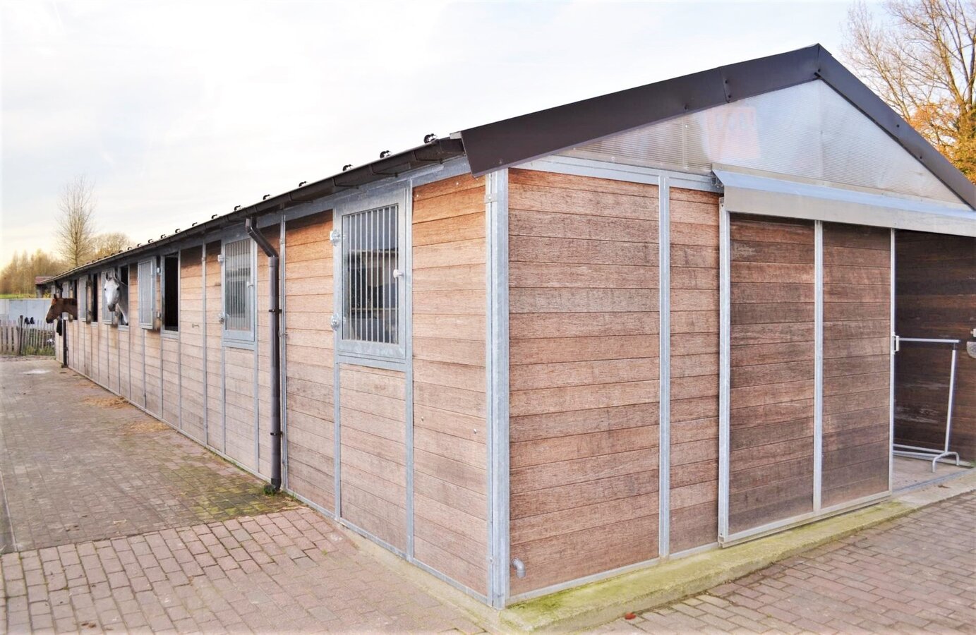 OPTIE - Woning met professionele paardenaccommodatie op ca. 4ha te Lennik (Vlaams-Brabant) 