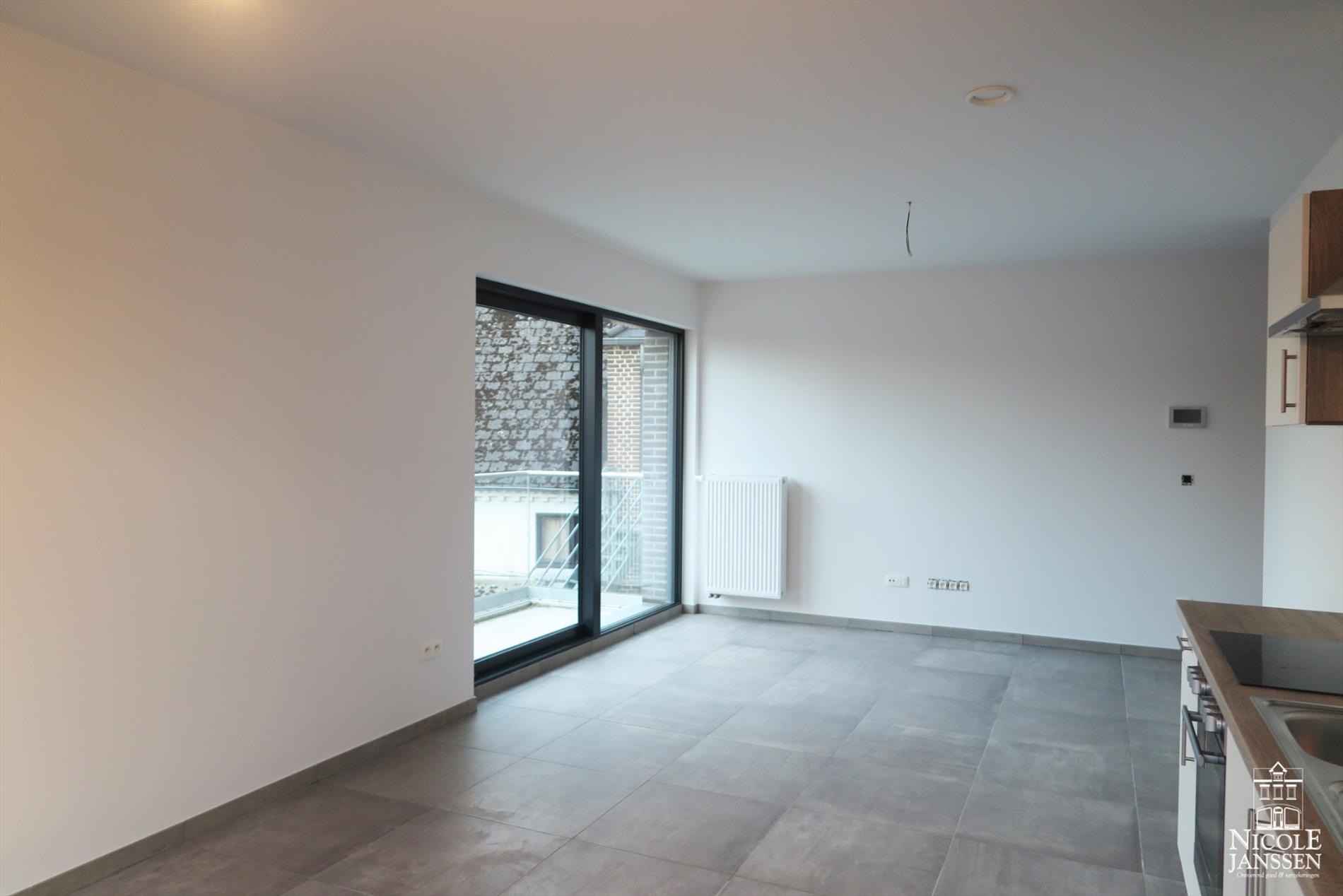 Instapklaar duplex-appartement met twee slaapkamers, terras en autostandplaats in het centrum van Molenbeersel 