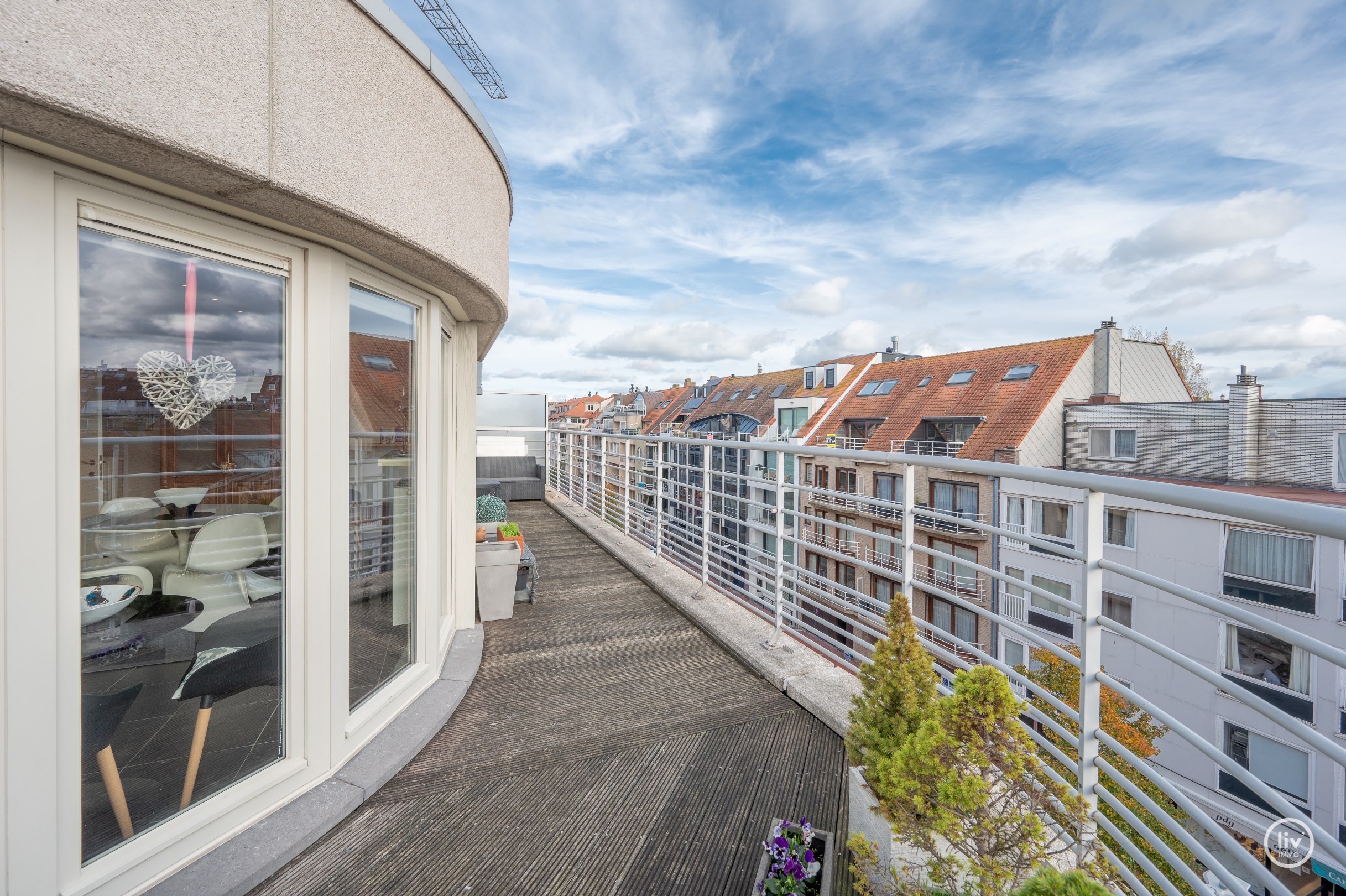 Magnifieke HOEKduplex met mooie terrassen centraal gelegen op de Parmentierlaan te Knokke. 