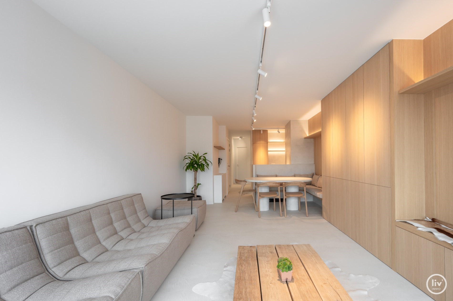Prachtig gerenoveerd duplex appartement met ruim Westgericht terras gelegen op de Lippenslaan te Knokke. 