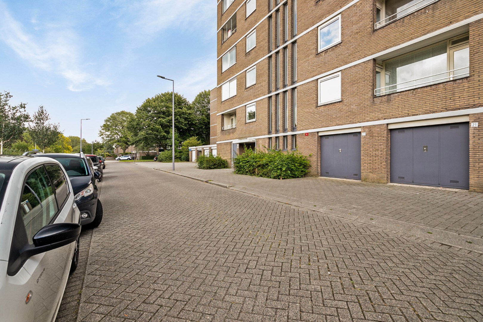 Kopers opgelet! Ruim instap klaar 4-kamer appartement op de 4e verdieping met 3 slaapkamers, 2 balkons, berging in de onderbouw en gelegen op eigen grond! 