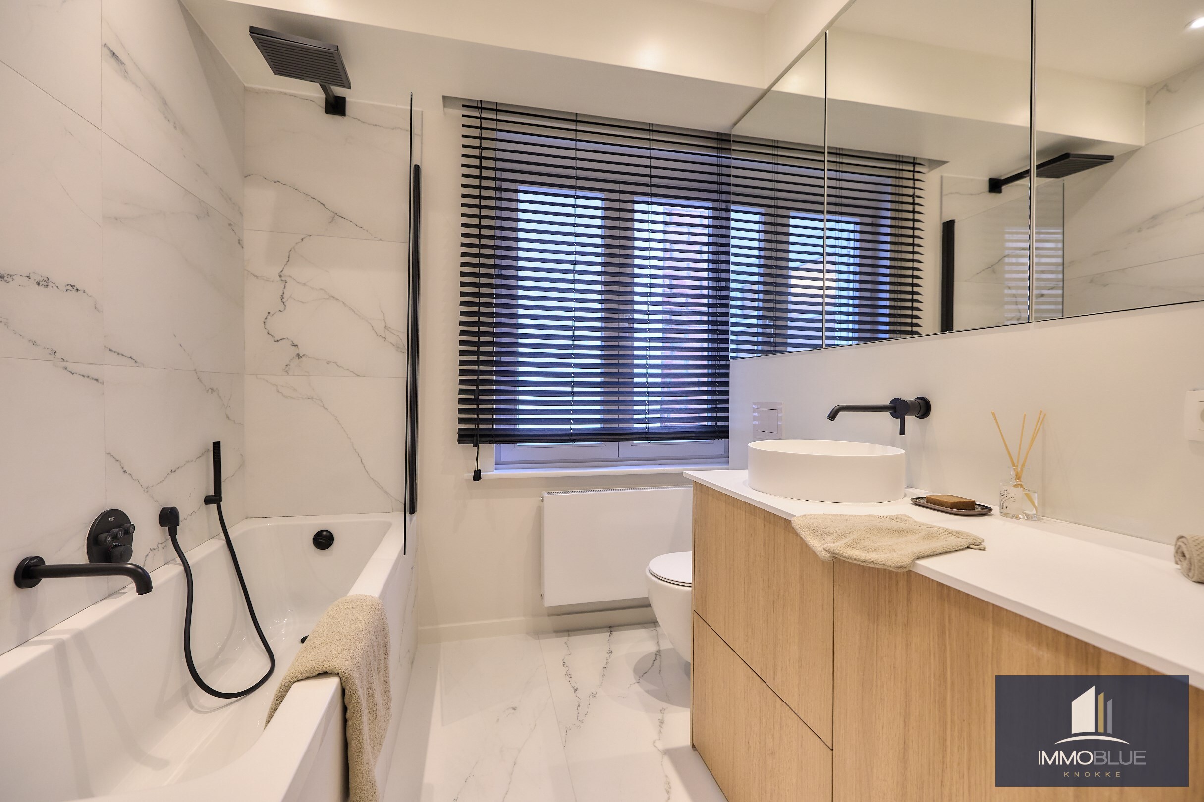 Ruim volledig gerenoveerd appartement met vier slaapkamers en zijdelings zeezicht. 